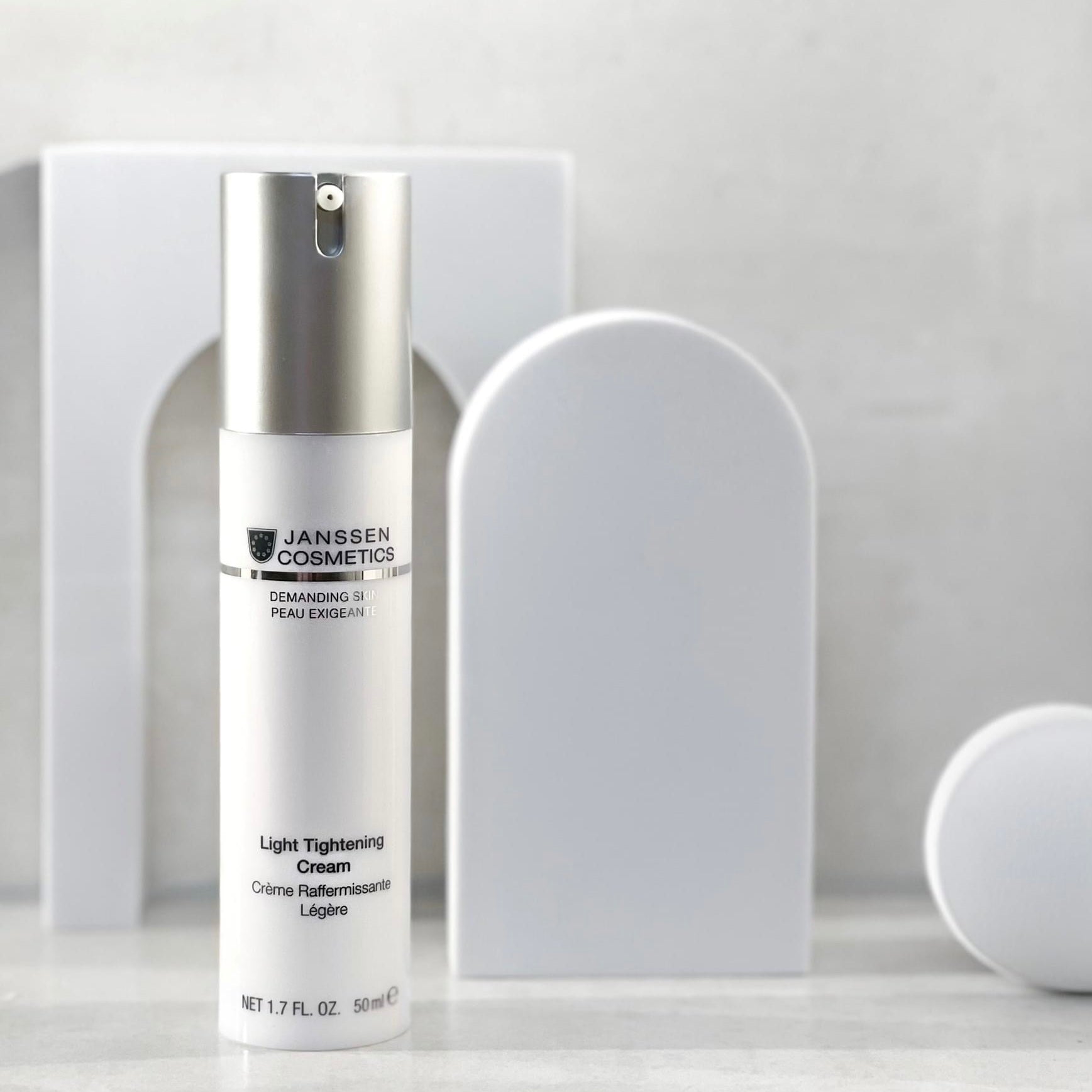 LIGHT TIGHTENING CREAM - Kevyt kiinteyttävä voide