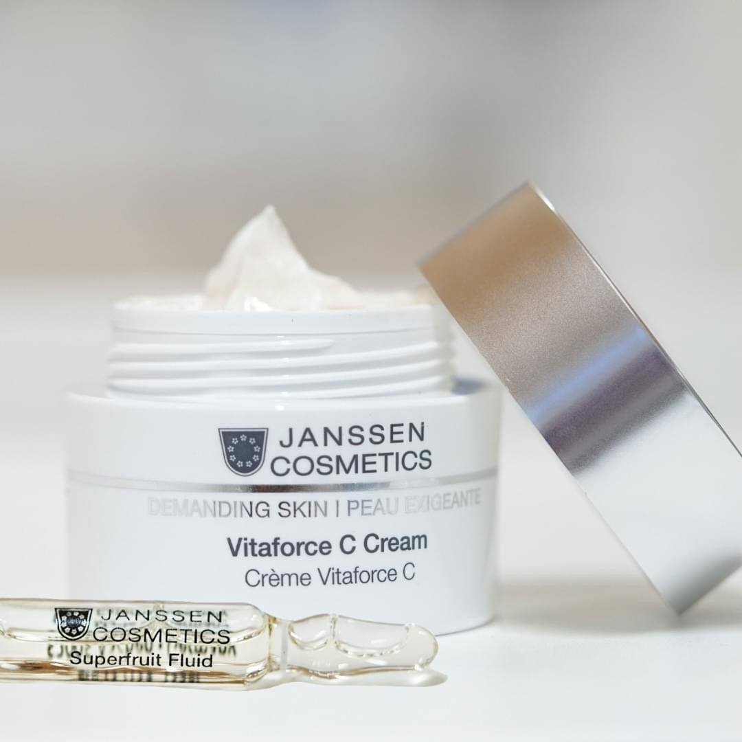 C-vitamiinivoide vaativalle iholle. Ikääntyvälle iholle. Ehkäisee auringon aiheuttamia valovaurioita. Tehosta hoitoa käyttämällä retinolia iltaisin.