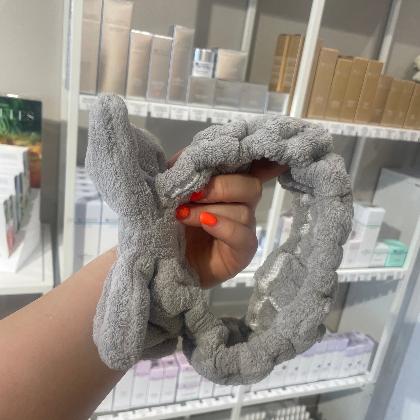 BOW HAIR BAND - Prevents hair from coming to the front during cleaning