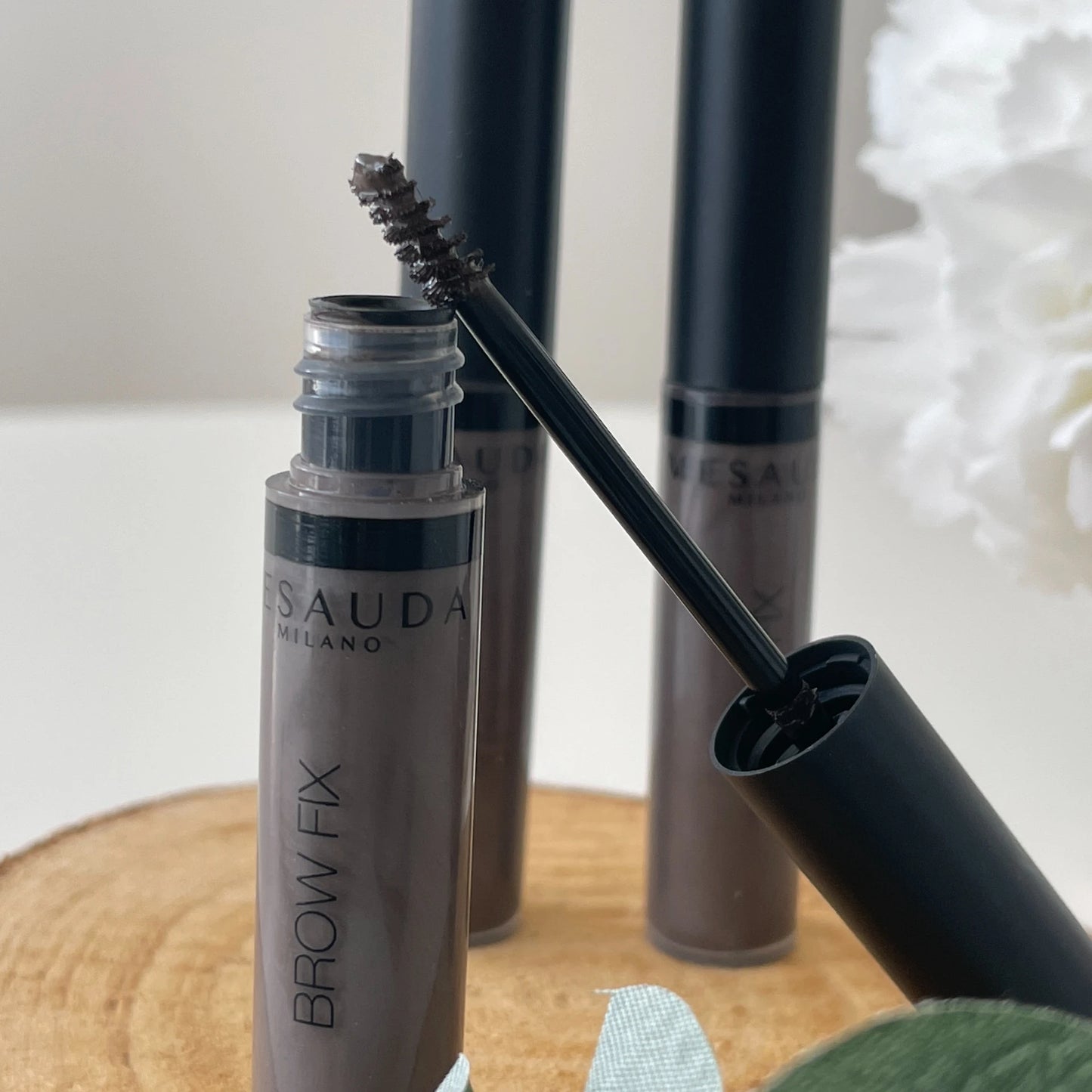 BROW FIX - Tuuheuttava värillinen kulmakarvageeli, Kauneushoitola Loimaa, Kosmetiikan verkkokauppa, Kasvohoito, Ihonhoito, ripset, kulmat, browlift, lashlift, ripsienpidennykset, kynnet, sokeroinnit, brasilialainen sokerointi loimaa, Kauneussalonki Loimaa, Miliina, ampullit, seerumi, kasvovoide, ihonpuhdistus